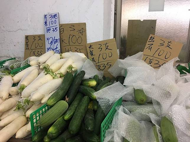 台北果菜批發市場16日整體蔬果交易均價比前一個週日漲4成。農糧署17日指出，承銷人想多批貨所致，供應無虞，18日市場開市再觀察。 中央社記者楊淑閔攝 110年5月17日