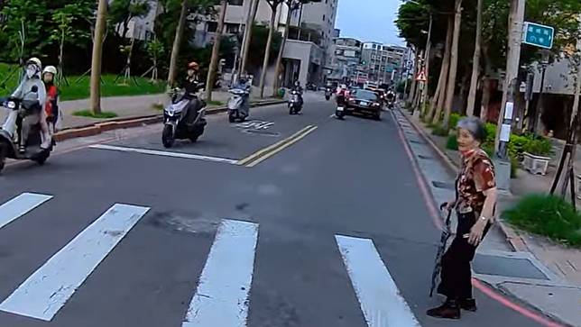 一名婦人要過馬路，卻沒有車子願意停讓，讓她嚇得不知所措。翻攝YouTube