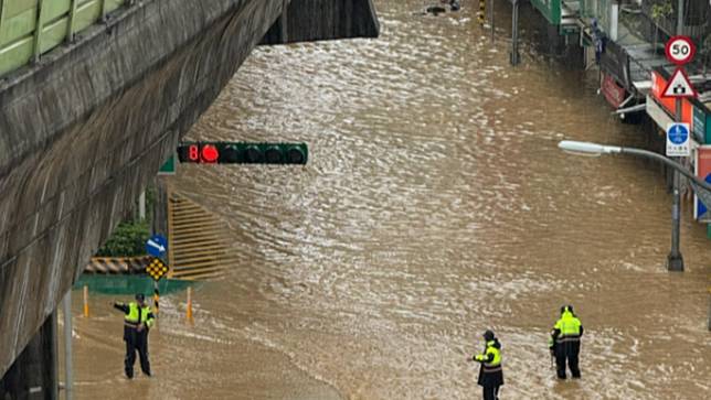 北市內湖暴雨釀災，社會局宣佈，若淹水達100公分以上可補助2萬元。圖為文德路淹水慘況。Threads@josechueh授權提供