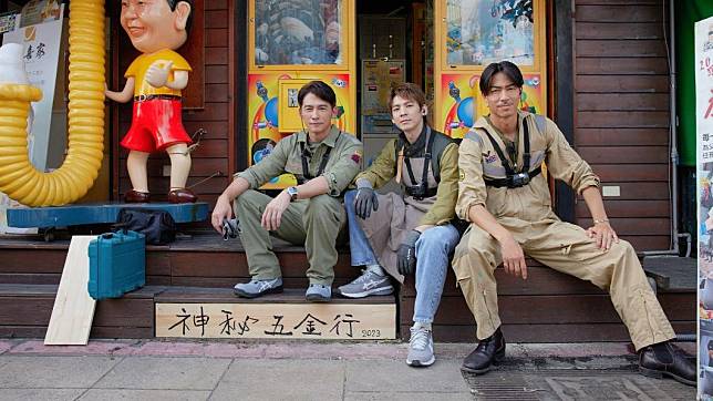 温昇豪（左起）、林柏宏、AKIRA修繕完畢後，不忘在木板上署名「神秘五金行」當作紀念。（圖／衛視原創提供）