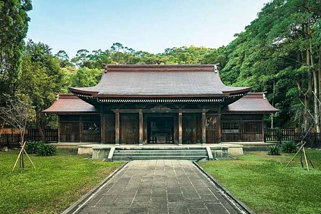 桃園市忠烈祠暨神社文化園區去年迎日本神祇「天照大神」供奉，因有民眾質疑違背忠烈祠精神，市府表示活動結束後會撤除。（取自桃園觀光導覽網）