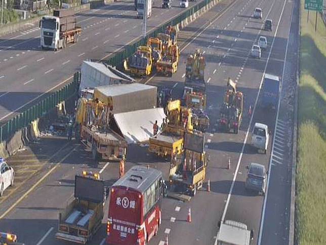 國1彰化戰備道北上車道聯結車碰撞，貨物散落滿地，相關單位人員搶救。(翻攝高速公路1968)