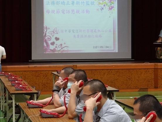 新竹監獄於該監大禮堂舉辦「母親節電話懇親」活動，讓一千八百四十名收容人透過話筒，與家屬互道平安與思念。(圖由新竹監獄提供)