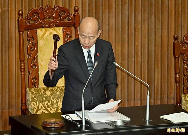 立法院長韓國瑜敲下議事槌，宣布三讀通過證券投資人及期貨交易人保護法修正草案。(記者田裕華攝)