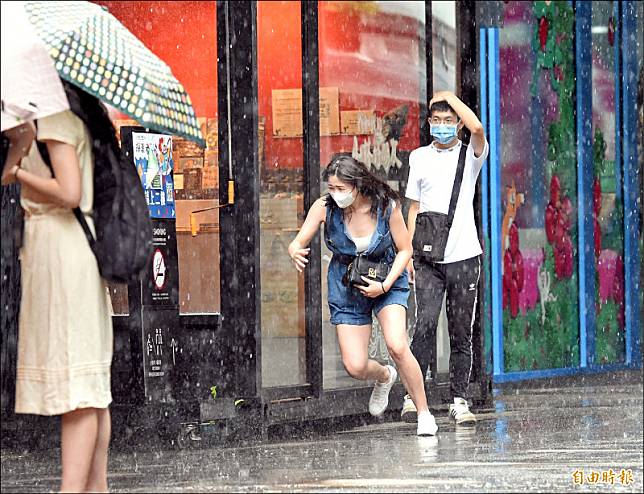 昨日中午過後，大台北、台中、嘉義、高雄、屏東等山區出現大雷雨。(記者方賓照攝)