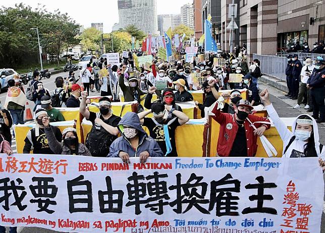 兩年一度的移工大遊行16日下午在台北街頭登場，移工團體訴求「自由轉換雇主」，號召移工朋友及社會各界上街以行動響應，支持移工「自由轉換」。(中央社)