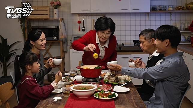 一名人妻表示，她除夕夜要帶孩子回娘家吃團圓飯。（示意圖，非當事人／shutterstock達志影像）