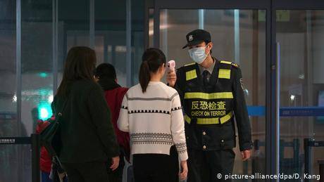 上周，CDC開始在紐約、洛杉磯和舊金山的機場篩檢來自中國的旅客。CDC周二表示，將擴大篩查範圍至亞特蘭大和芝加哥的國際機場。官員表示，自1月17日以來，他們已經篩檢了1200多名乘客。