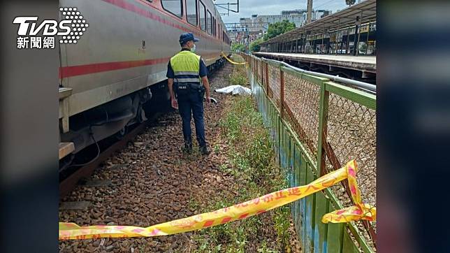 男子當場被列車撞飛身亡。（圖／警方提供）