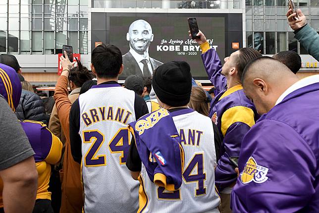Kobe Bryant過世後球迷紛紛前往湖人主場外表達哀悼。（達志影像）