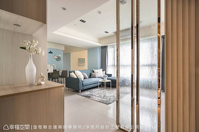 入門玄關以暖木質調端景櫃設計，帶出清新淡雅的空間調性。