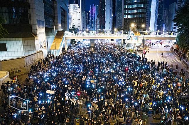 香港18日再有大批民眾上街遊行，官方估計遊行人數約有80萬人次。   圖／翻攝自立場新聞臉書