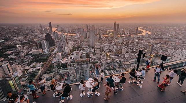 位居曼谷市中心摩天大樓的「曼谷王權Mahanakhon SkyWalk觀景台」，可零死角在高空感受繁華都會魅力。（圖／Klook提供）