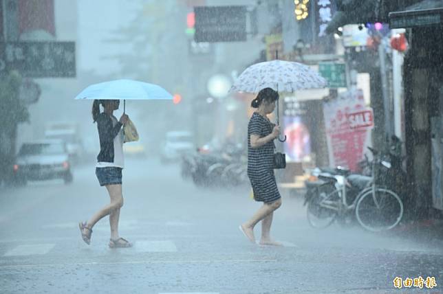 氣象局指出，由於對流雲系發展旺盛，除彰化縣、嘉義市及外島地區以外，其餘17縣市均發布大雨特報。(記者塗建榮攝)