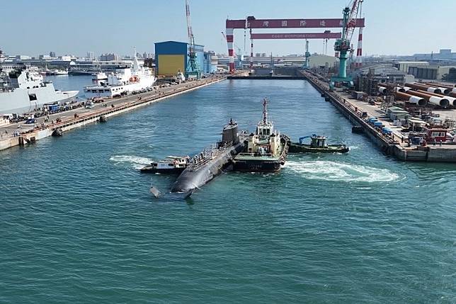 海鯤艦已完成「傾側試驗及準潛航試驗」。（台船提供）