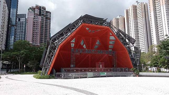 筲箕灣的東區文化廣場設置可發光的「打卡」地標。(網上圖片)