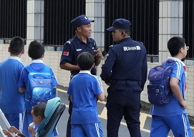 ▲中國深圳的日僑學校一名男童9月18日上學途中遭一名男子刺傷後送醫不治。事發之後，大批維安人員站崗。（圖／美聯社／達志影像）