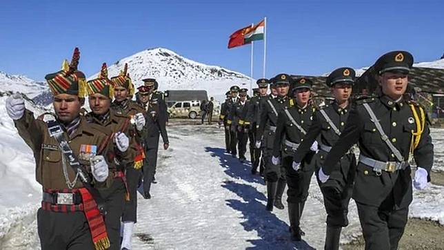 圖為中國和印度邊防部隊。 (圖:PTI)
