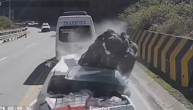 秘魯巨石砸車致3人身亡，外交部證實車內其中一名死者為台灣僑胞。（圖／翻攝自Ｘ）