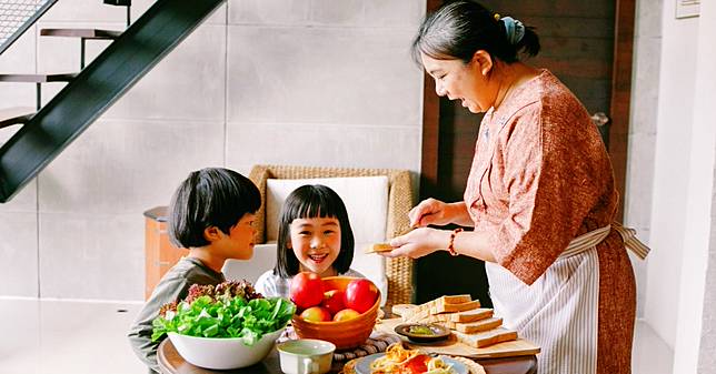 9項食物不鹹卻藏高鈉危機！孩子最愛的鮮奶吐司、玉米濃湯都中標，高敏敏營養師揭露：3大減鈉小技巧讓飲食更健康