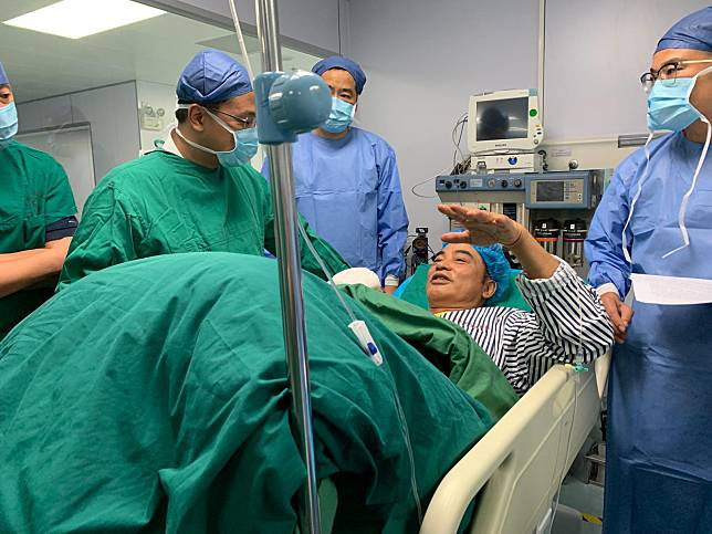 華哥已完成腹部刀傷的手術，刀傷輕微觸及內臟，幸好沒傷及重要器官。