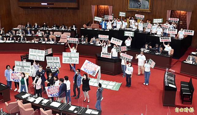 立法院第10屆第6會期今開議並進行第1次會議，原擬於10時處理議程報告事項，但因國民黨立委佔領主席台，杯葛議事進行，最終在朝野協商後，會議順利於11時18分進行，並通過9月28日為各常設委員會召集委員選舉日程。(記者廖振輝攝)