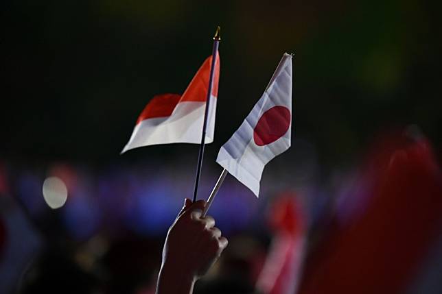 印尼雅加達－巨港亞運開幕式上的印尼國旗與日本國旗。(資料照，法新社)