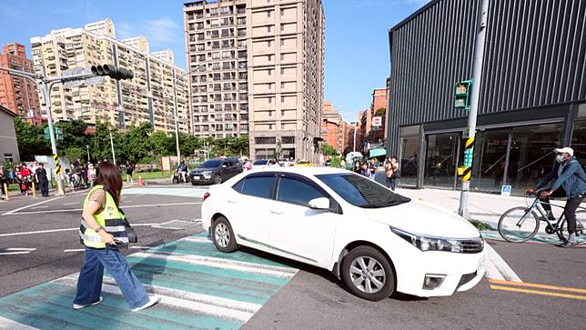 三峽車禍現場，三峽國光街與國成街交口，上學時段仍有民眾不遵守交通導護硬闖斑馬。廖瑞祥攝