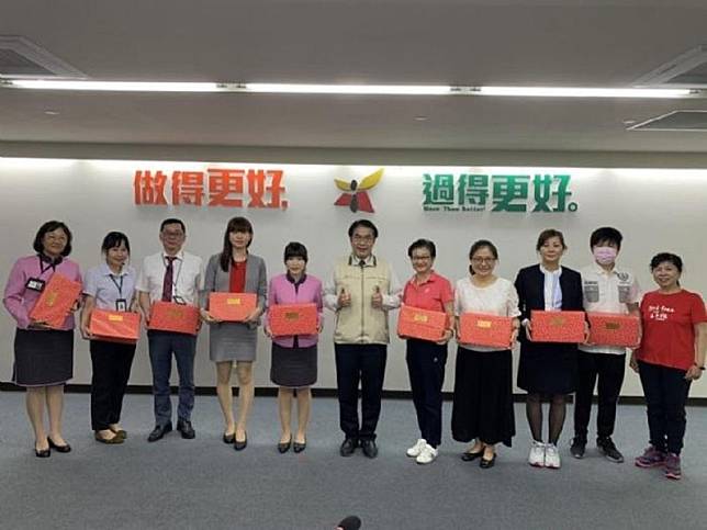 台南市長黃偉哲日前表揚3月份阻詐有功的金融機構行員及超商店員。（台南市政府提供）