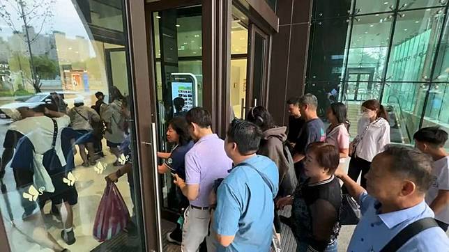 台中漢神洲際購物廣場延後至中午12時開始營業，時間一到，許多民眾魚貫入場。民眾提供