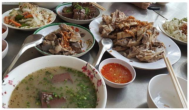 越南有很多類型的粥，但是必須特別推薦鴨粥。