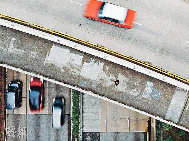 「以車優先」——香港城市設計學會會長陳祖聲表示，港府規劃思維一直「以車優先」，建橋與否過分依賴客觀數據，忽略行人走路感受。圖為鄰近大窩口港鐵站，橫跨青山公路的天橋。（蘇智鑫攝）