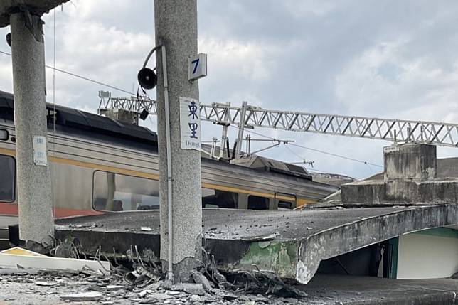 地牛翻身，花蓮東里站月台坍塌壓到台鐵自強號，畫面曝光。（圖／記者爆料網）