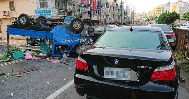 中壢小貨車被BMW撞成四輪朝天　76歲老翁重傷不治