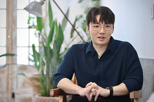宋讚養接受《壹蘋新聞網》專訪透露，2年前開韓文班讓他走出低潮，自認追求完美，對學生非常嚴格。林林攝／場地提供：綠咖生活概念店