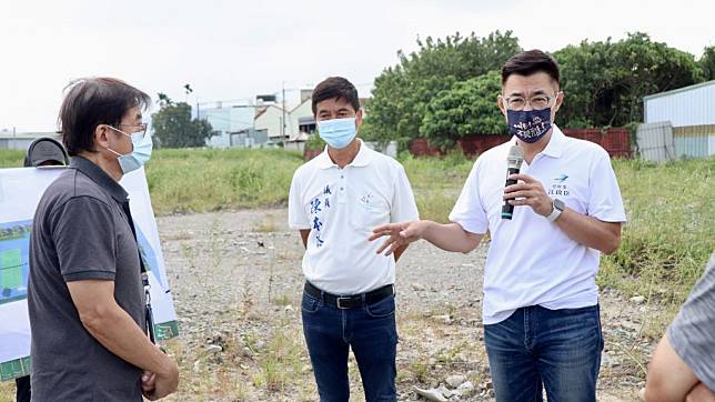 陳本添議員偕同立委江啟臣爭取豐原首座公立網球場，斥資一千六百萬元，力拚年底動工。（記者徐義雄攝）