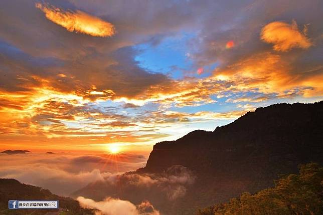 熱帶性低氣壓外圍輕掃台灣海域，阿里山出現火燒雲還伴隨日落、雲海，景色磅礡。(翻攝漫步在雲端的阿里山)
