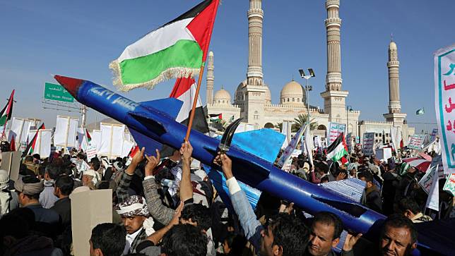 葉門民眾26日在首都沙那支持青年運動。路透社