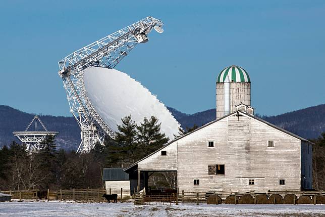 在綠鎮裡，羅伯特勃德(Robert C. Byrd)電波望遠鏡就建在農莊前面。 歐新社/達志影像