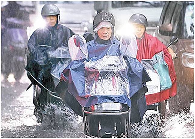 普拉桑吹襲上海時，民眾出行受阻。（中新社圖片）