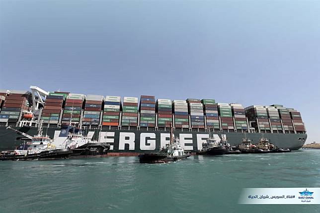 長榮海運貨櫃輪長賜輪3月在蘇伊士運河受困多日，今（13日）凌晨4時離開埃及水域。   圖：取自facebook.com/SuezCanalAuthorityEG