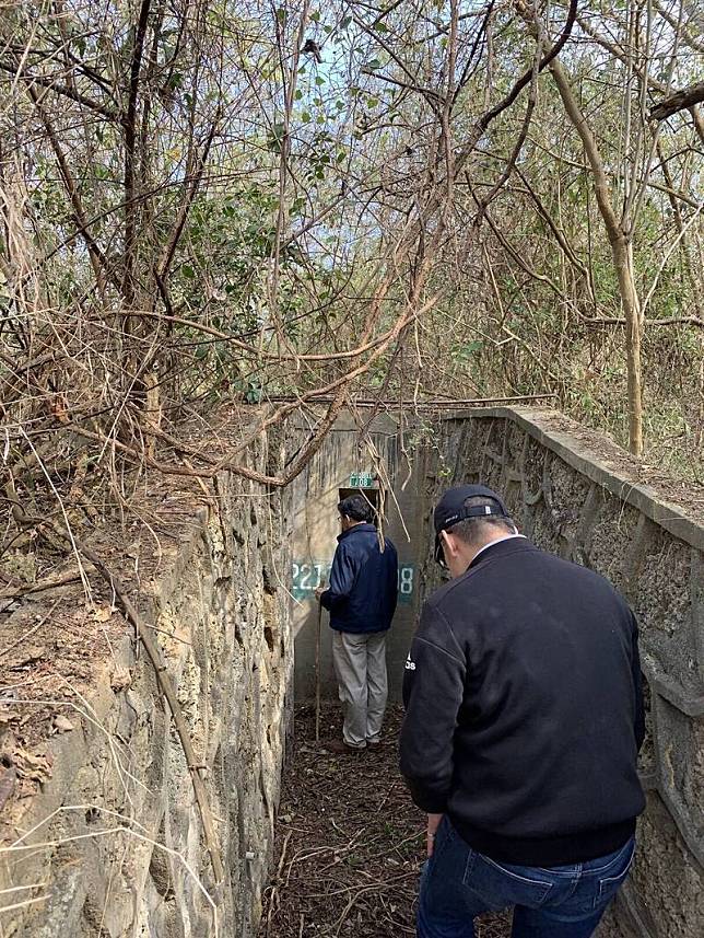 小琉球島上制高點「八七高地」仍留有地道保壘。(屏縣府提供)