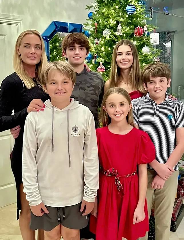 凡妮莎（後排左一）和自己的5名子女。（翻攝officialvanessatrump IG）