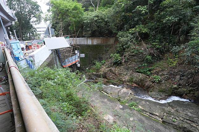 政府在柴灣區加強防洪工程，其中翡翠道的排水處正進行改進工程。(袁志豪攝)