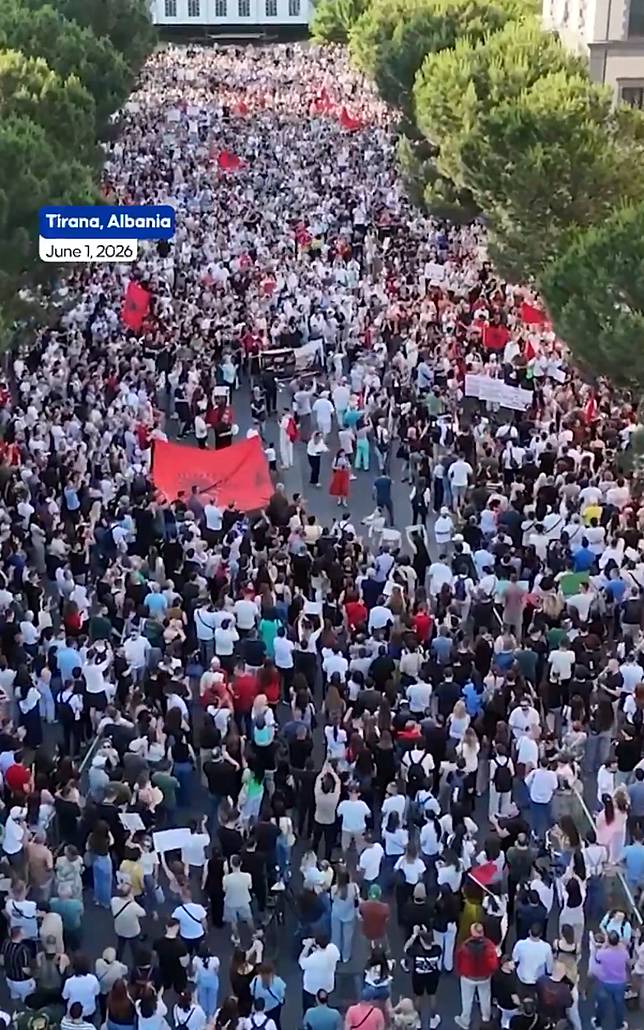 阿爾巴尼亞居民走上街頭抗議伊凡卡夫婦的開發案。（翻攝X@anadoluagency）