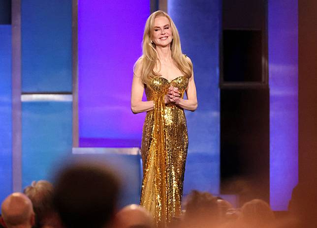 妮可基嫚一身金色合身禮服，閃耀出席美國電影學會頒獎典禮。
