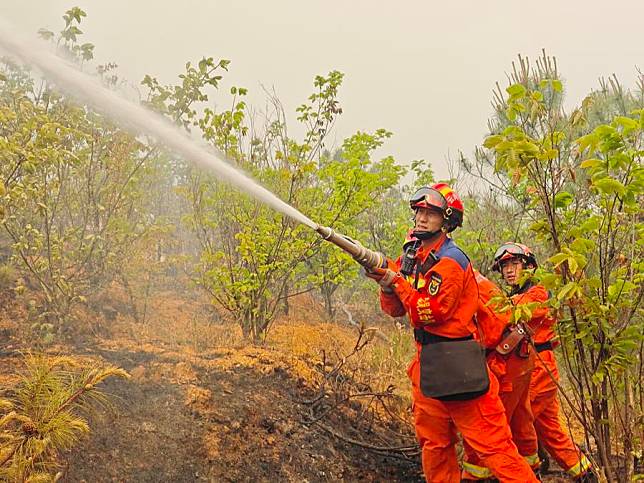 Firefighters operate at the site of a forest fire in Jinning District of Kunming, southwest China's Yunnan Province, April 13, 2024. (Xinhua)