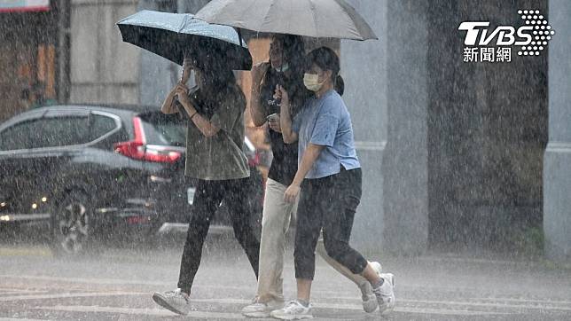 氣象局針對17縣市發布豪雨特報。（圖／記者胡瑞麒攝）