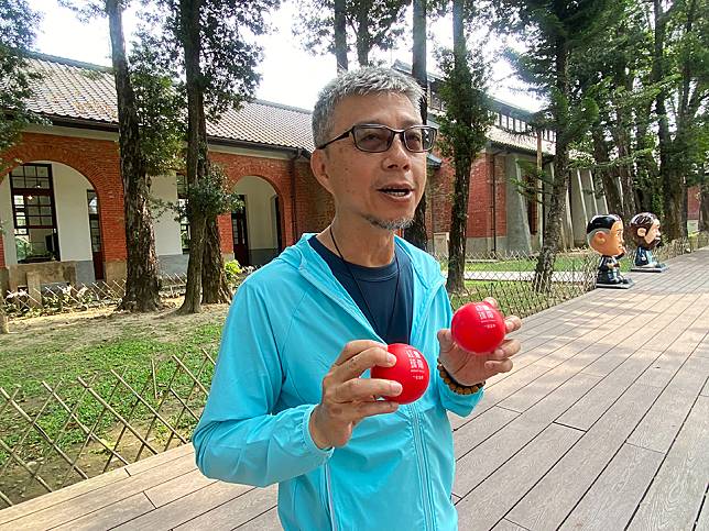 水博館館長黃文鍠歡迎大家來尋找限量小紅球。（記者張淑娟攝）