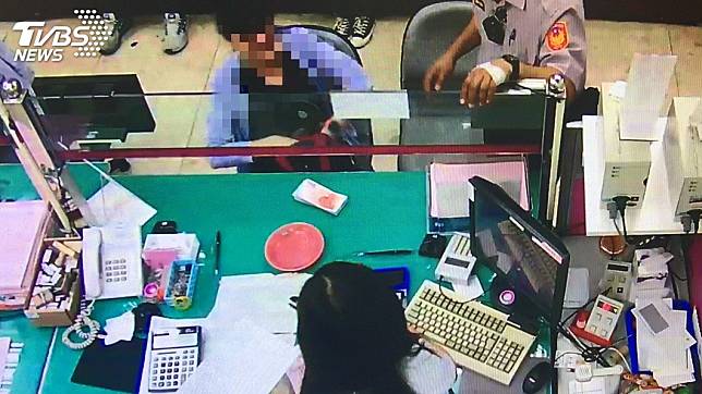 新竹一名單身婦人遭網路詐騙，前往銀行準備匯款。(圖／保七總隊提供)